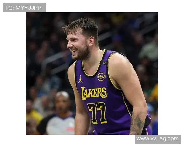 德隆谈东契奇与詹姆斯关系不佳未扶摔倒事件引发热议