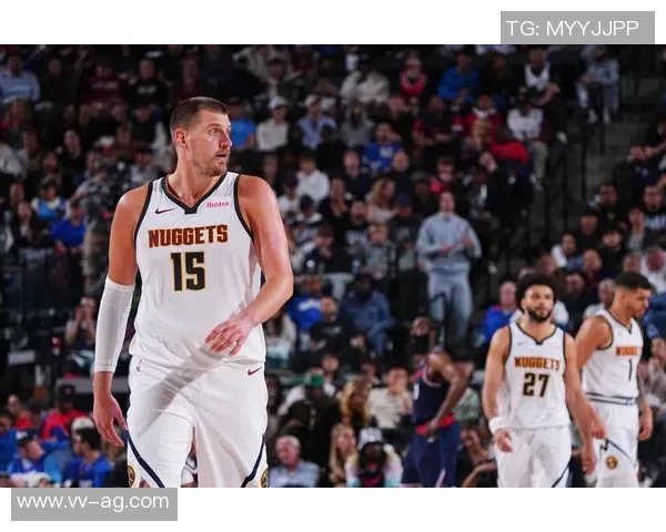 约基奇身着西装热情指导替补席皮克特频频点头展现默契配合